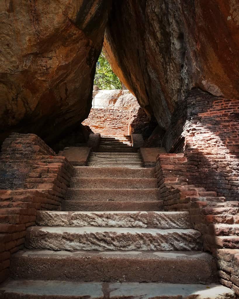Hiking Sigiriya through the boulders